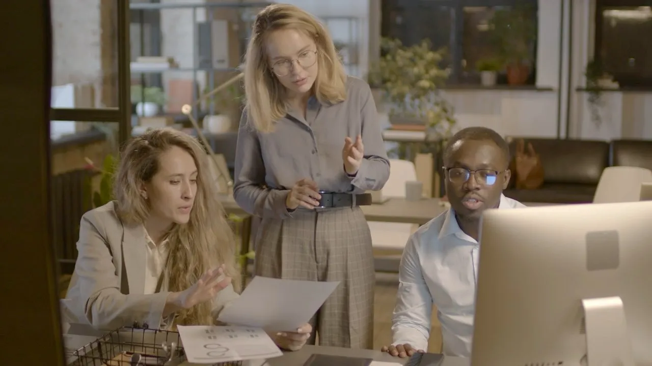 An adviser at a monitor, mid-conversation